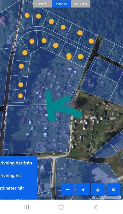 Satellitbild över ett villaområde med markerade tomter och ett kolloniområde, detaljplan med gula prickar.