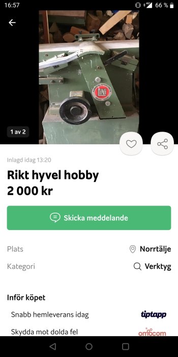 En grönmålad hobbyhyvelmaskin i en verkstad med spån och verktyg i bakgrunden.