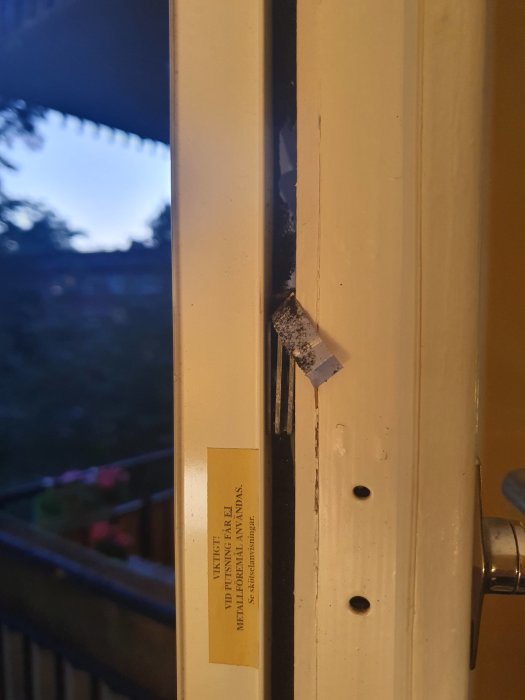 Sprucket plastclip på ett fönster i en renoverad lägenhet från 2005.