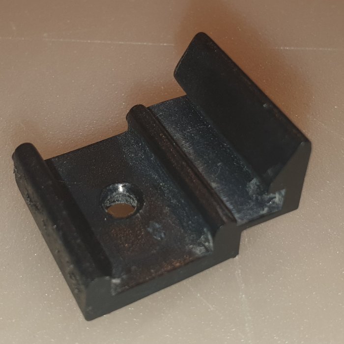 Svart plastclip för fönster, skadat och sökes som reservdel till renoverat boende från 2005.
