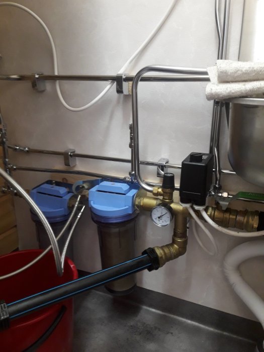 Installation av Wellmate hydrofor med rörsats, tryckmätare, och olika anslutningar inklusive slangen.