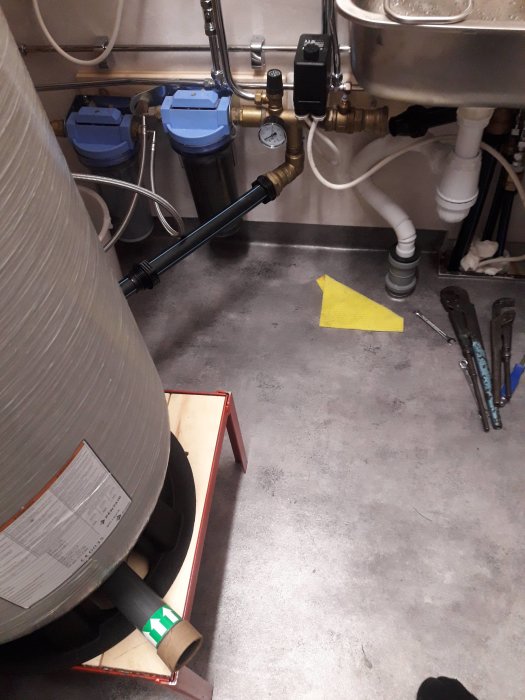 Ett installationsområde med en Wellmate hydrofor och anslutna rörledningar, ventiler och filter.