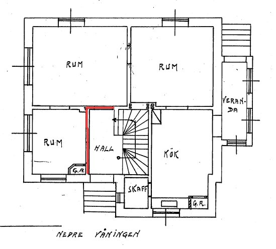 Ritning av nedre våningen i ett enfamiljshus med markerade områden för renovering, inklusive borttagna väggar och balkplacering.