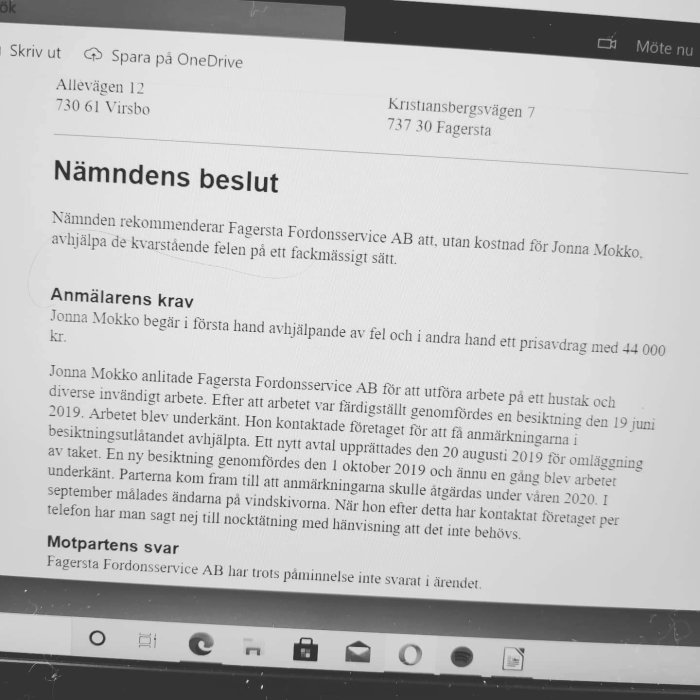 Bild på ett dokument med texten "Nämndens beslut" där en person rekommenderas att åtgärda takfel utan kostnad.