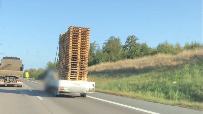 Lastbil högt lastad med träpallar på E6 i Norge.