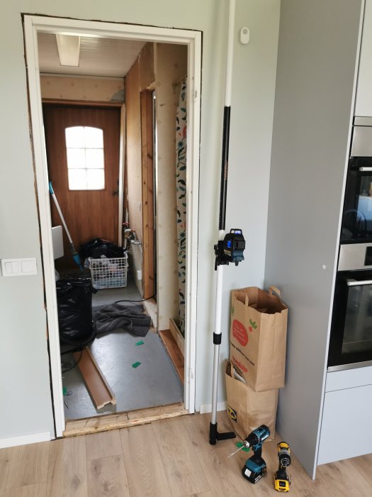 Renoveringsprojekt med kurviga väggar, verktyg och byggmaterial synliga i ett hus.