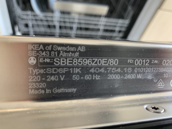 Närbild av en typskylt på en IKEA-produkt med tekniska specifikationer och texten "Made in Germany".