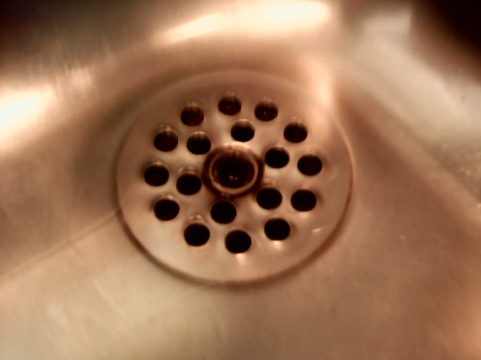 Slätbottnad diskho med öppen avloppssil om ca 60 mm i diameter i ett HTH-kök.
