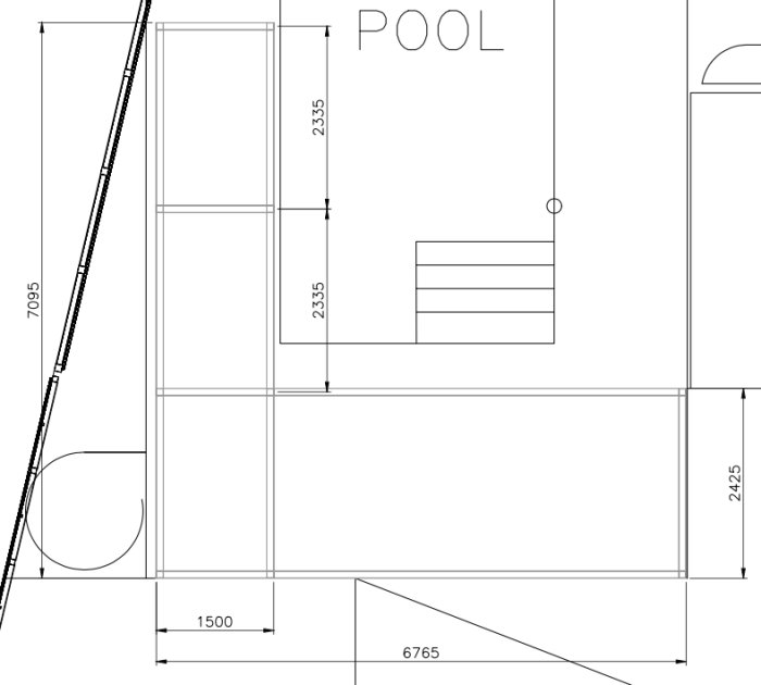 Ritning av en pergola intill en pool med måttangivelser och planerade placeringar för pelare och limträbalkar.