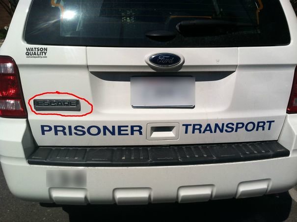 Bakifrån bild av en vit Ford Escape med texten "PRISONER TRANSPORT" och ordet "ESCAPE" inringat.