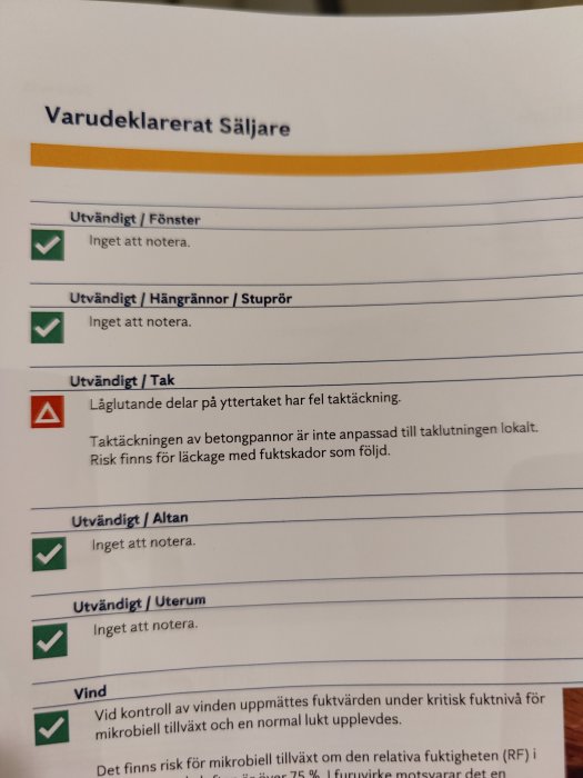 Inspektionsprotokoll som visar bedömningar av ett hus, inklusive risker med taket.