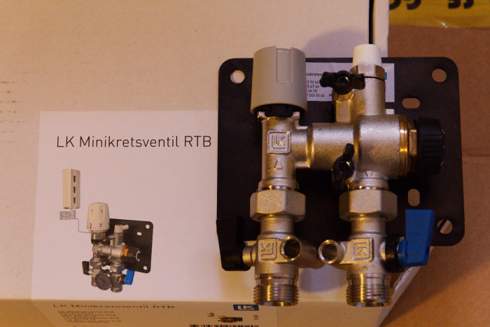 LK Minikretsventil RTB för anslutning till golvvärme och radiator framför en installationsguide.