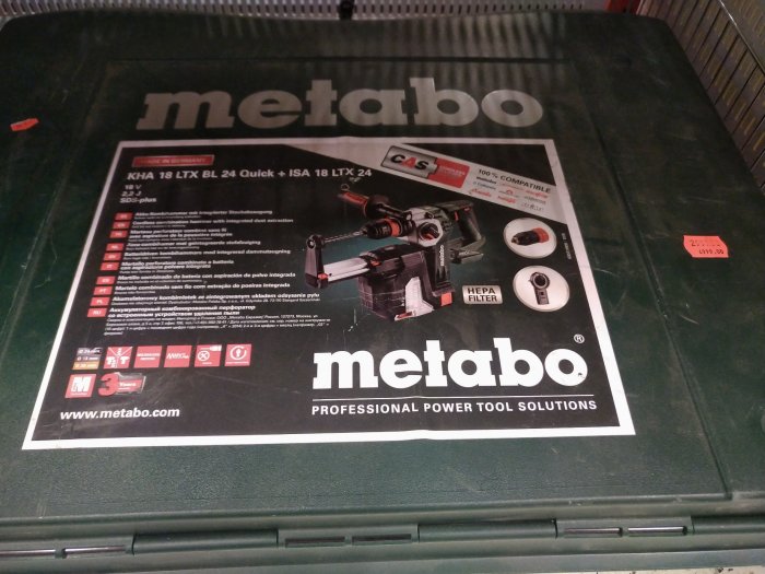 Metabo borrhammare med dammsugare i verktygslåda, prislapp på 2999 SEK i butik.