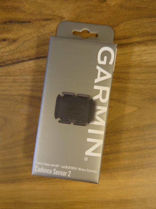 Garmin Cadence Sensor 2 förpackning på träbord.