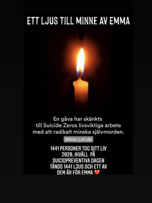 Ett tänd ljus i mörker med texten "ETT LJUS TILL MINNE AV EMMA" till stöd för Suicide Zeros arbete.