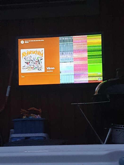 Halva skärmen på en Andersson TV visar en färgstörd bild med vertikala streck medan andra halvan visar ett normalt GUI.