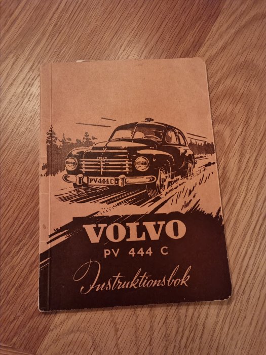 Gammal instruktionsbok för en Volvo PV 444 C med bild av bilen på framsidan.