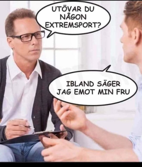 Två män sitter och pratar, den ene säger "Ibland säger jag emot min fru" som svar på en fråga om extrem sport.