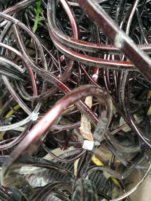 En hög med trassliga kablar och ledningar där koppartrådarna har en mörkare färg än förväntat.