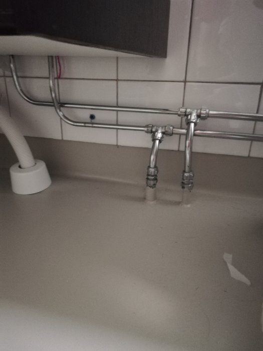 Avstängningsventiler under handfat som är kopplade till samma ledning som en toalett.