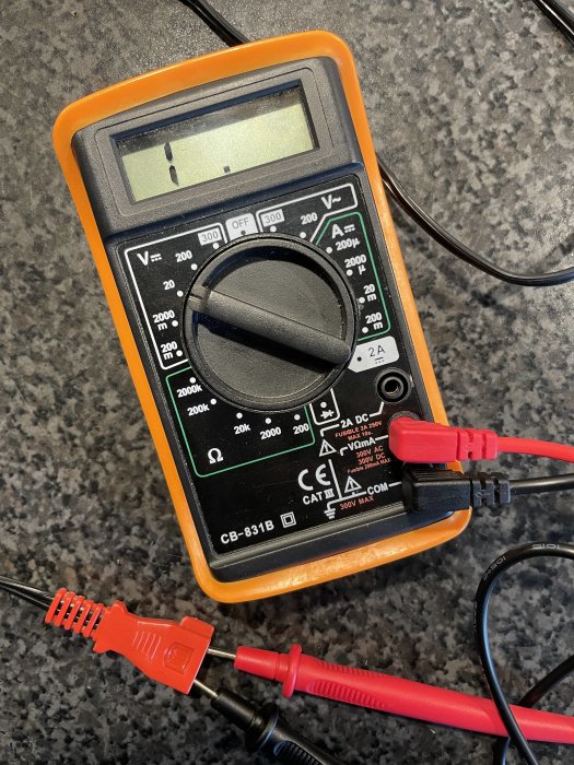 Multimeter med anslutna mätprober visar ingen avläsning på displayen.