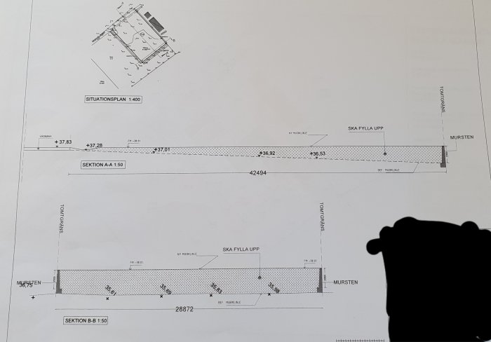 Situationsplan och sektioner från bygglov som visar områden som ska fyllas med texten "ska fylla upp".