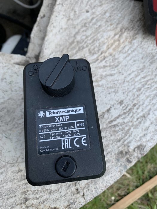 Tryckomkopplare av märket Telemecanique med inställningsvred och tekniska specifikationer, monterad utomhus.