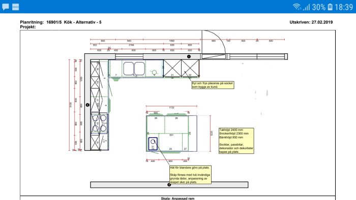 Arkitektonisk ritning av en köksplanlösning med måttangivelser och detaljer för inredning.