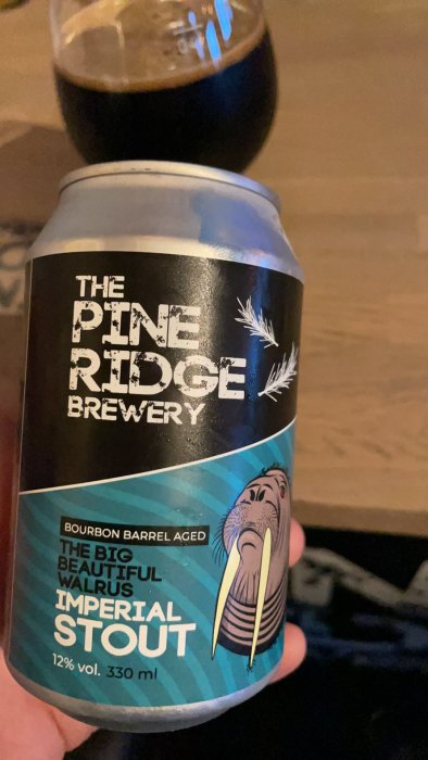 Ölburk "The Pine Ridge Brewery Bourbon Barrel Aged The Big Beautiful Walrus Imperial Stout" med 12% volym på en pub.