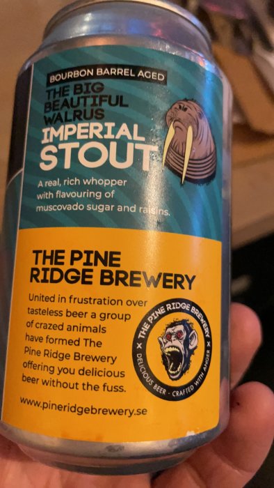 Burk med The Big Beautiful Walrus Imperial Stout från The Pine Ridge Brewery, hållen i en hand.