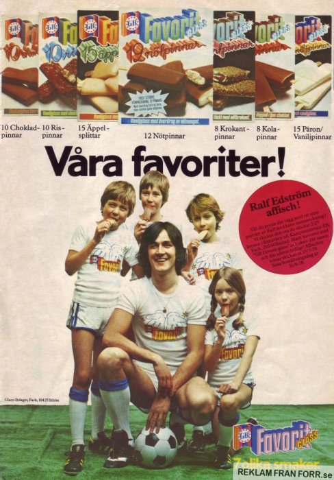 Retro reklamaffisch med texten "Våra favoriter" och en familj klädda i fotbollst-shirts som äter glass.