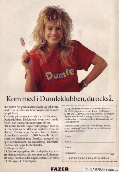 Kvinna i röd Dumle-t-shirt håller i en Dumleklubba framför en retro reklam för Dumleklubben.