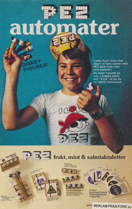 Leende pojke håller upp en PEZ-godisautomat med Disneyfigurer; nostalgisk reklam för samlarobjekt.