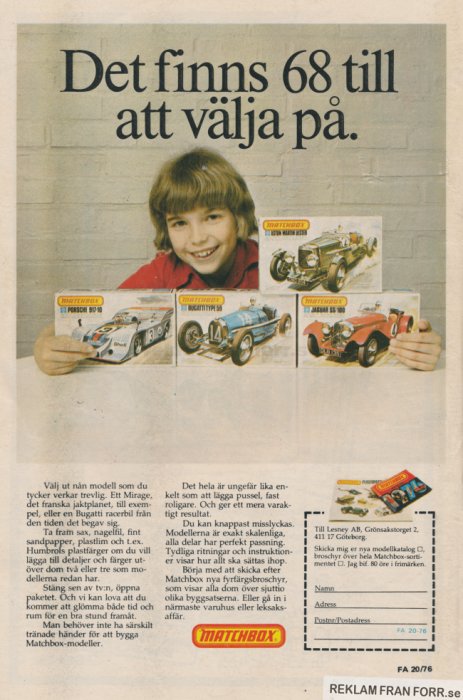 Gammal reklam för Matchbox-leksaksbilar med barn som håller i förpackningar.