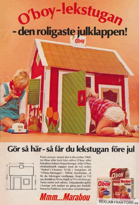 Barn leker vid och inuti en stor O'boy-chokladdryck-leksakskiosk i vintagestil.