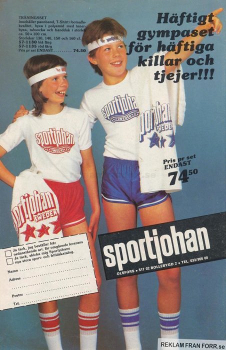 Två barn iklädda retro sportkläder från Sportjohan, poserar leende med pannband och reklamtext för gymset.