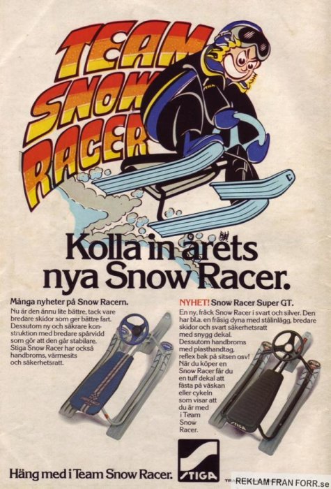 Reklambild för Stiga Snow Racer-pulkor med informationstext och illustration av pulkaåkande figur.