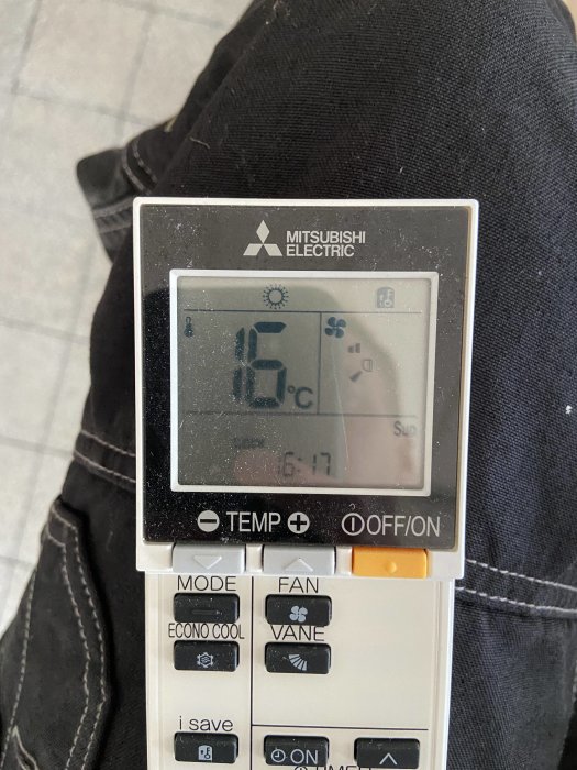 Handhållen fjärrkontroll för Mitsubishi Electric luftvärmepump som visar temperaturinställning på 16 grader Celsius.