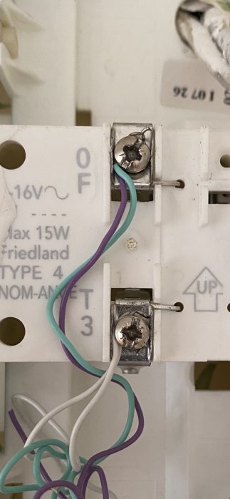 Dörrklockans terminal med grön och vit kabel märkt "3" och texten "16v", "max 15W Friedland TYPE 4 NOM-ANSE T".