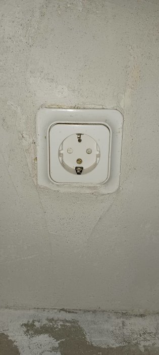 Eluttag för spis med 230V i ett renoverat kök.