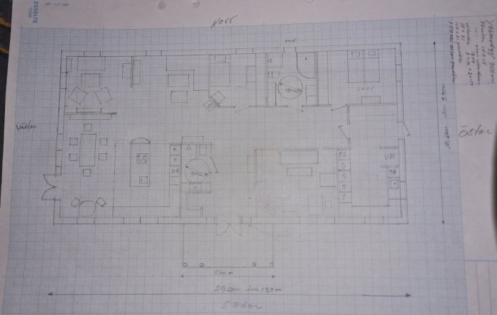 Handritad skiss av planlösning för ett hus med rum, möbler och måttangivelser, på rutat papper.