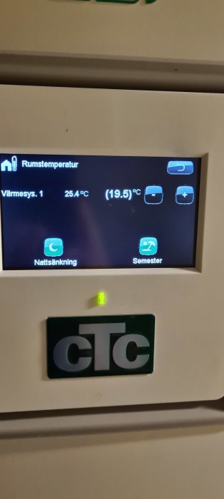 CTC bergvärmepumps display som visar rumstemperatur 25.4°C med inställt börvärde på 19.5°C.