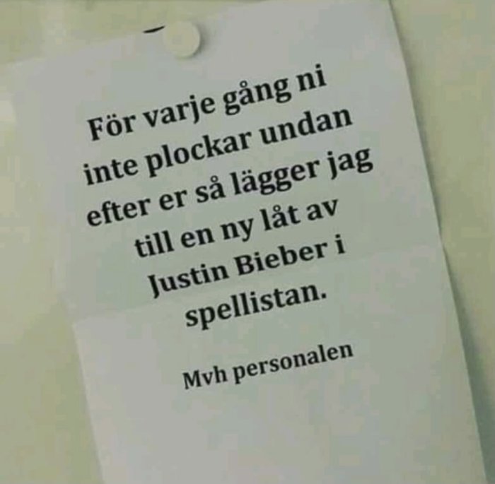 Lapp med text som varnar för att personalen lägger till en Justin Bieber-låt i spellistan för varje oputsad plats.