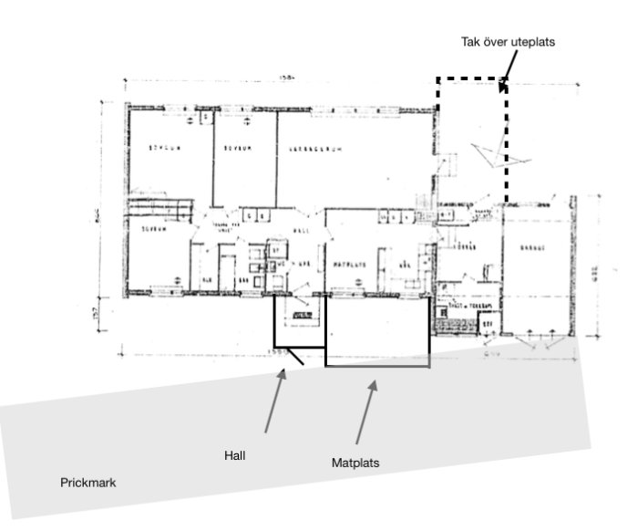 Ritning av en bostad som visar planerad hall och matplats, med markeringar för prickmark och befintligt tak över en uteplats.