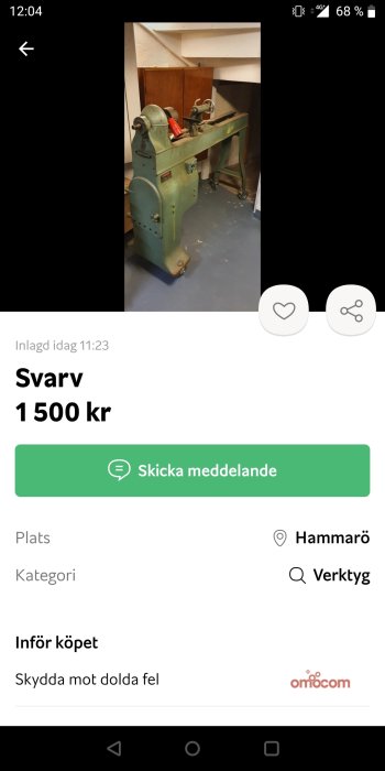 En begagnad svarv i grönt står i ett rum, prislapp på 1500 kronor synlig på en webbplatsannons.