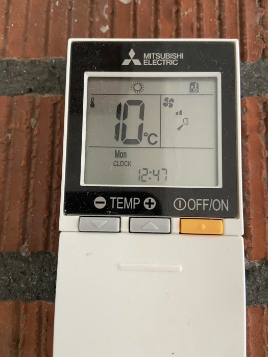 Mitsubishi Electric termostat visar 10 grader Celsius och klockan 12:47 på en måndag.