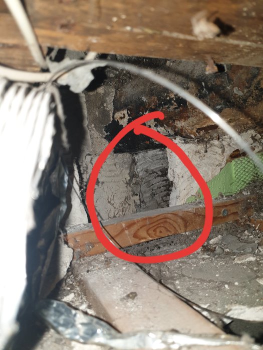 Lös vit ventilationslang i ett öppet utrymme med synliga träbjälkar och murverk i en badrumsrenovering.