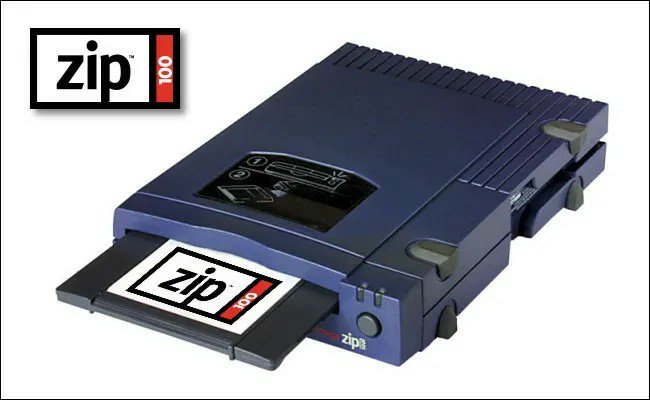 En blå Zip-drive med en insatt Zip-disk, retro datalagringsmedia.