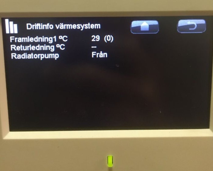 Display för värmesystem med temperatursinformation under varmvattensproduktion, framledning 29°C.