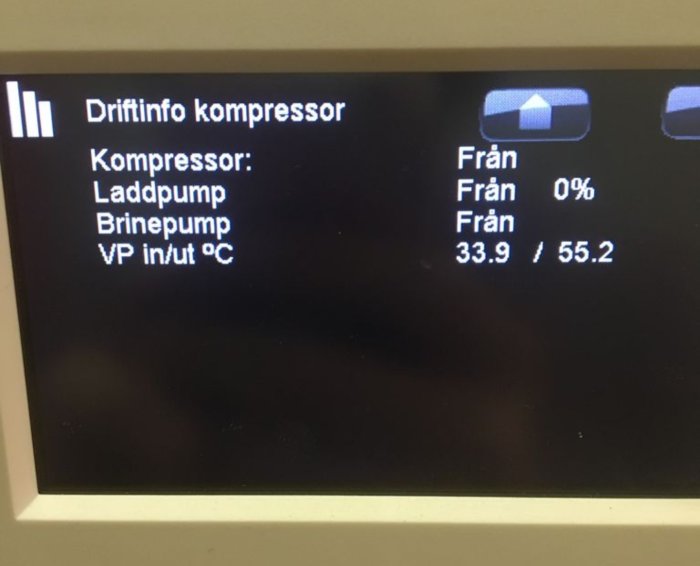 Displaypanel på värmepump som visar temperaturer och status för olika pumpar.